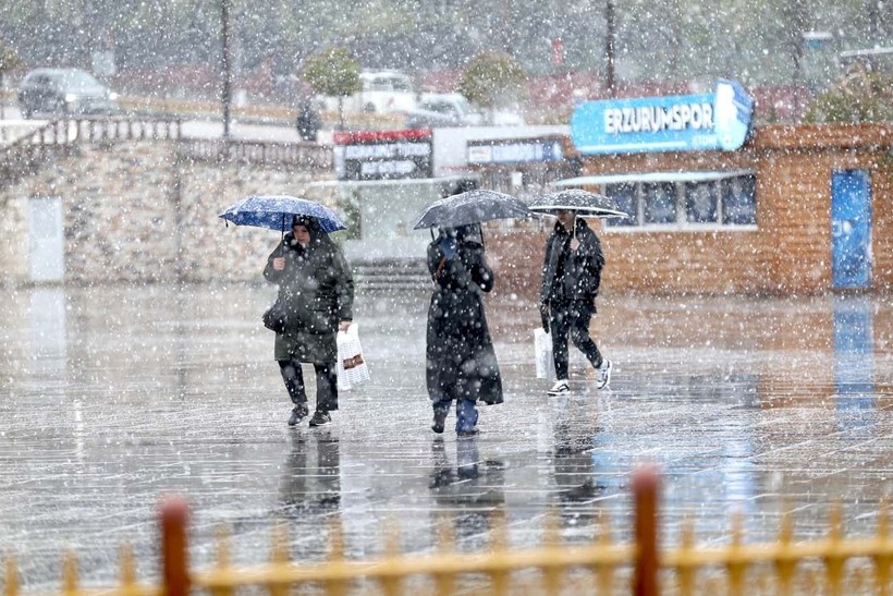 Erzurum'a mayısın ortasında lapa lapa kar yağdı - Resim: 1