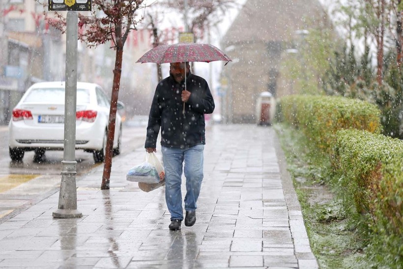 Erzurum'a mayısın ortasında lapa lapa kar yağdı - Resim: 4