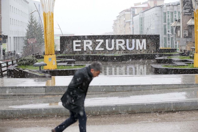 Erzurum'a mayısın ortasında lapa lapa kar yağdı - Resim: 6