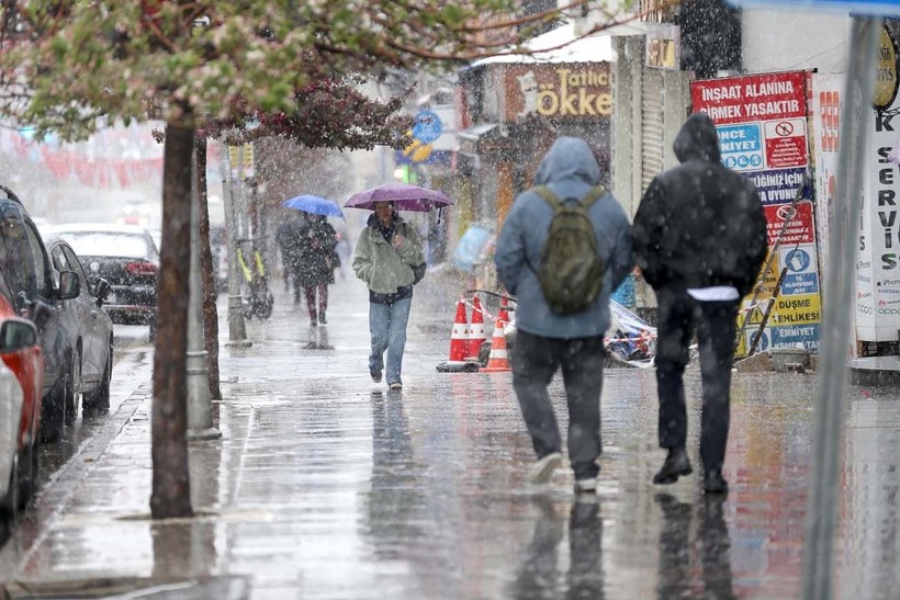 Erzurum'a mayısın ortasında lapa lapa kar yağdı - Resim: 2