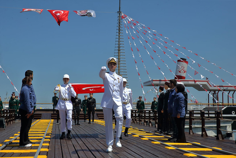Atatürk'ü temsil eden bayrak Samsun'da karaya çıkarıldı - Resim : 1