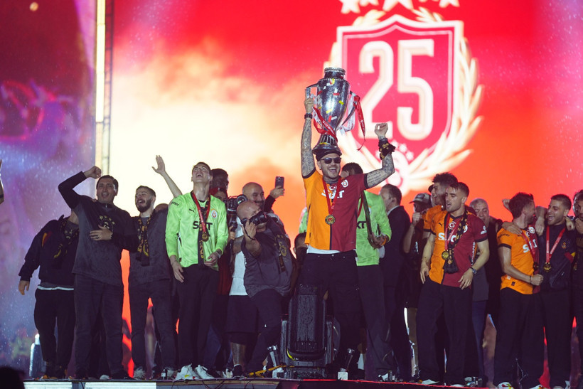 Galatasaray 25’inci şampiyonluk kupasını görkemli törenle kaldırdı - Resim : 2