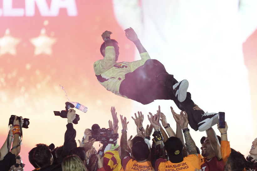 Galatasaray 25’inci şampiyonluk kupasını görkemli törenle kaldırdı - Resim : 1