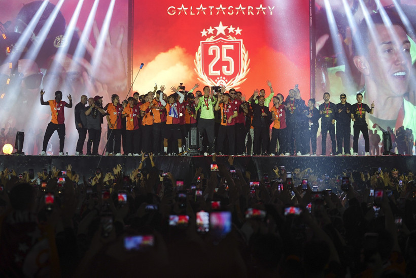 Galatasaray 25’inci şampiyonluk kupasını görkemli törenle kaldırdı - Resim : 3