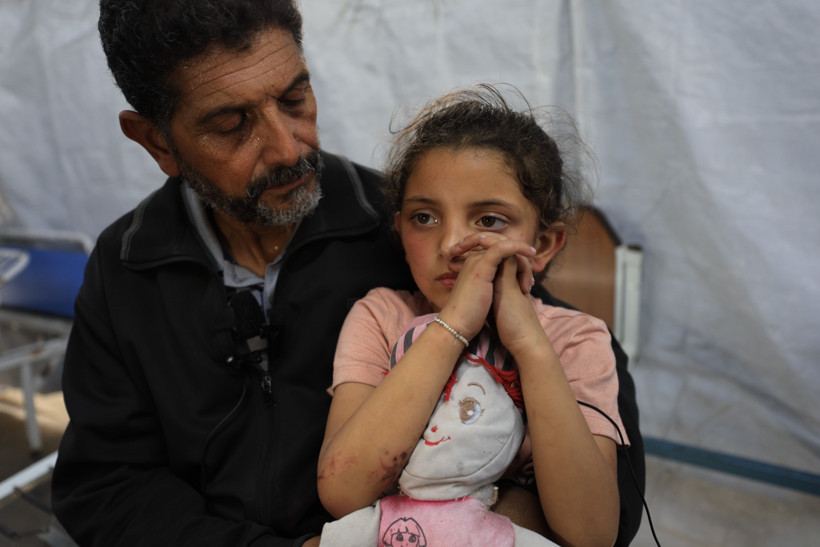 İsrail, Gazze'de Filistinlilerin sığındığı okula saldırdı: Minik Verd, alevlerin arasından mucize eseri kurtuldu - Resim : 3