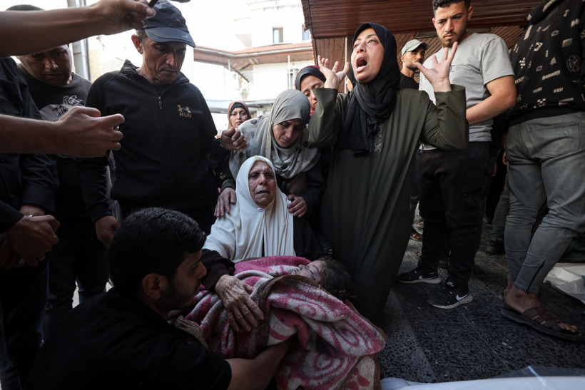 İsrail, Gazze'de Filistinlilerin sığındığı okula saldırdı: Minik Verd, alevlerin arasından mucize eseri kurtuldu - Resim : 10