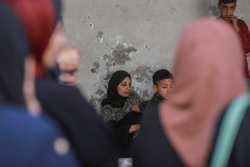 İsrail, Gazze'de Filistinlilerin sığındığı okula saldırdı: Minik Verd, alevlerin arasından mucize eseri kurtuldu - Resim : 9