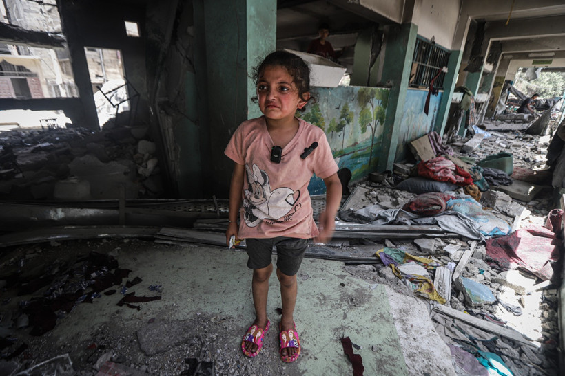 İsrail, Gazze'de Filistinlilerin sığındığı okula saldırdı: Minik Verd, alevlerin arasından mucize eseri kurtuldu - Resim : 1