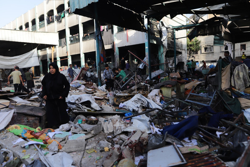 İsrail, Gazze'de Filistinlilerin sığındığı okula saldırdı: Minik Verd, alevlerin arasından mucize eseri kurtuldu - Resim : 2