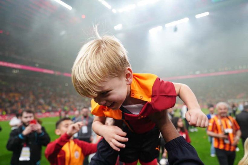 Galatasaray, şampiyonluk kupasını RAMS Park'ta kaldırdı; Muslera omuzlarda veda etti - Resim: 11