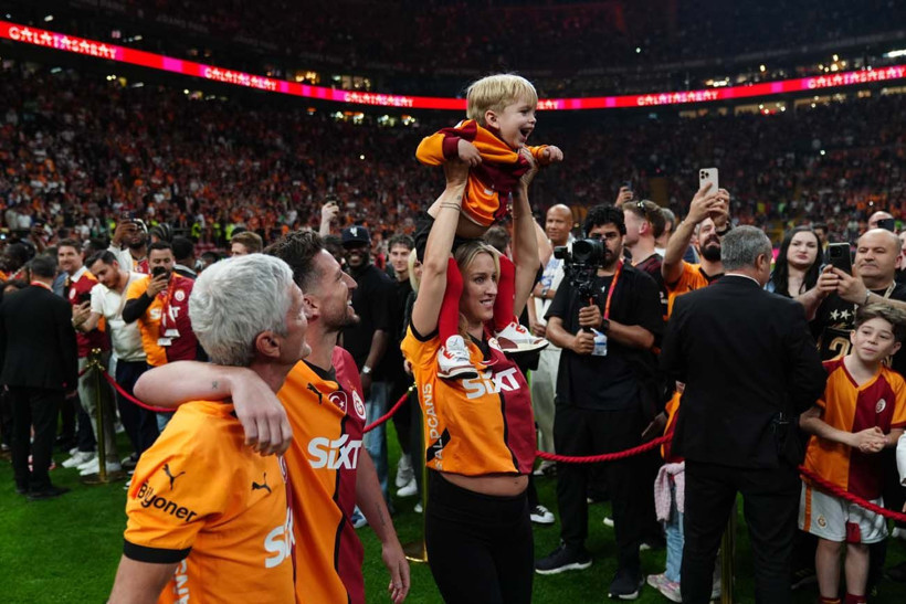 Galatasaray, şampiyonluk kupasını RAMS Park'ta kaldırdı; Muslera omuzlarda veda etti - Resim: 21