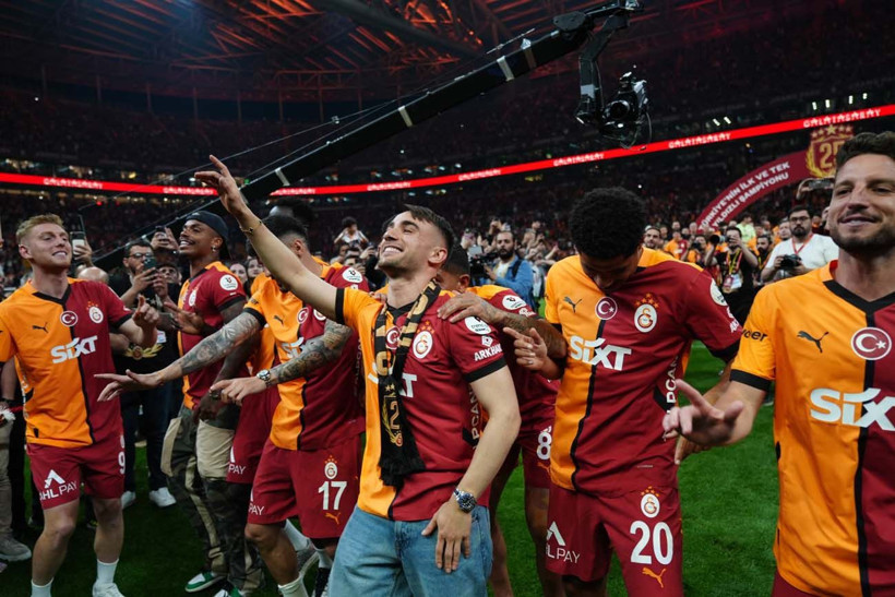 Galatasaray, şampiyonluk kupasını RAMS Park'ta kaldırdı; Muslera omuzlarda veda etti - Resim: 38