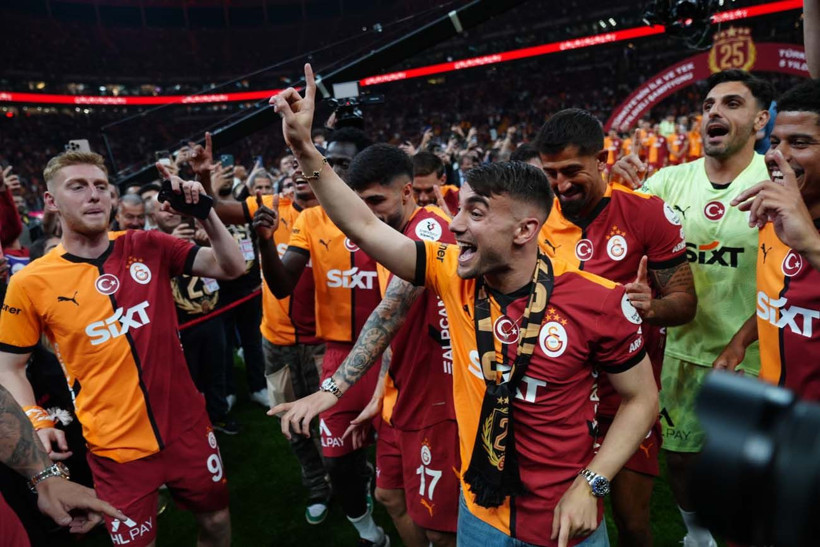 Galatasaray, şampiyonluk kupasını RAMS Park'ta kaldırdı; Muslera omuzlarda veda etti - Resim: 40