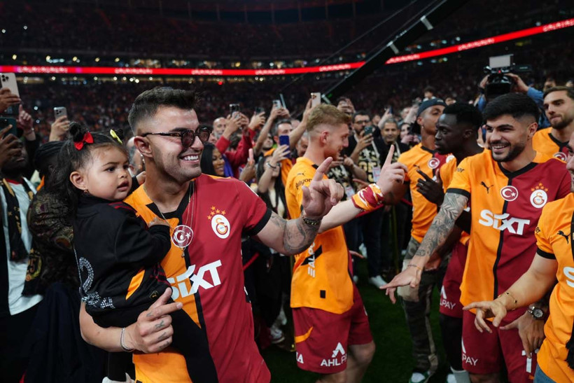 Galatasaray, şampiyonluk kupasını RAMS Park'ta kaldırdı; Muslera omuzlarda veda etti - Resim: 41