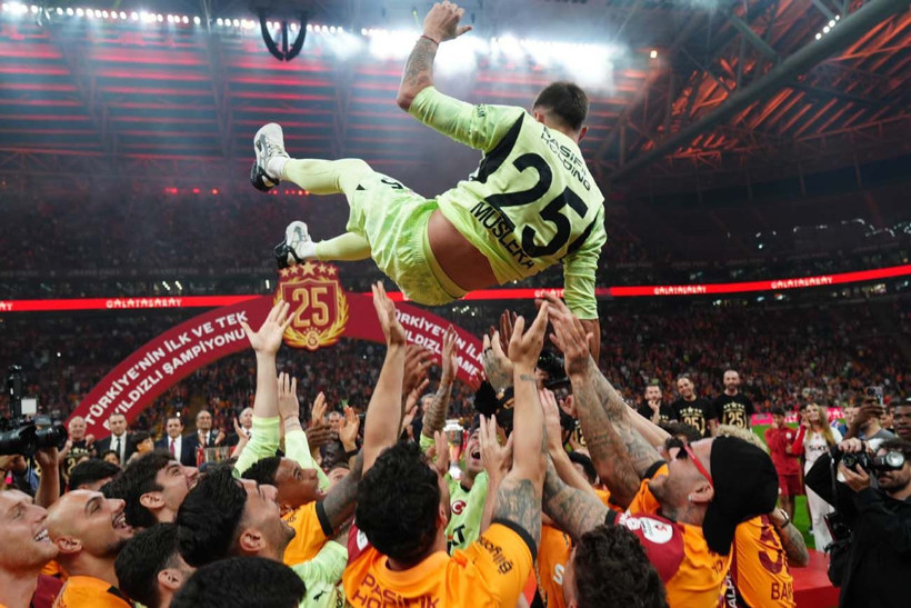 Galatasaray, şampiyonluk kupasını RAMS Park'ta kaldırdı; Muslera omuzlarda veda etti - Resim: 50