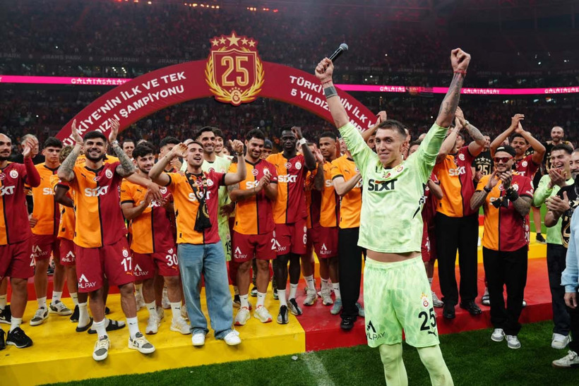Galatasaray, şampiyonluk kupasını RAMS Park'ta kaldırdı; Muslera omuzlarda veda etti - Resim: 51