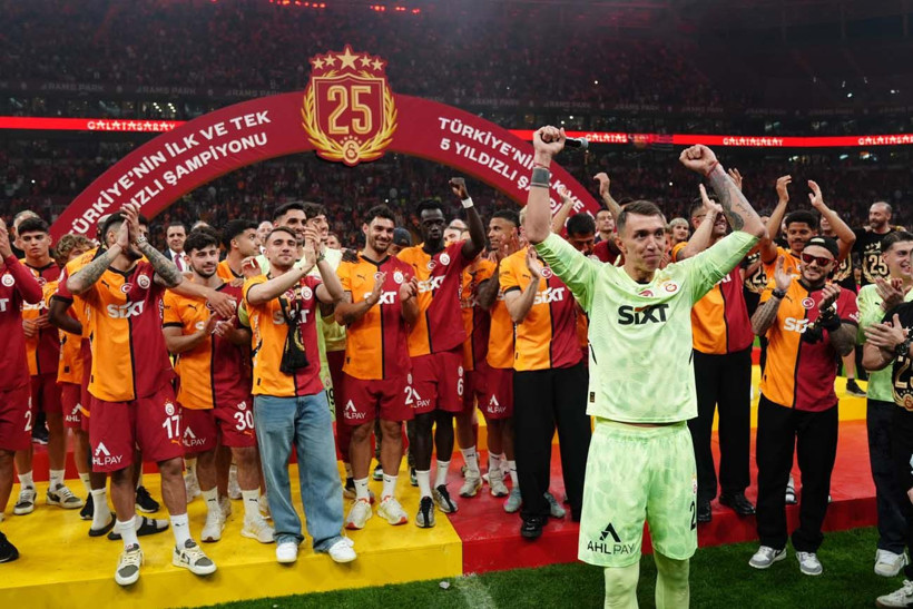 Galatasaray, şampiyonluk kupasını RAMS Park'ta kaldırdı; Muslera omuzlarda veda etti - Resim: 52