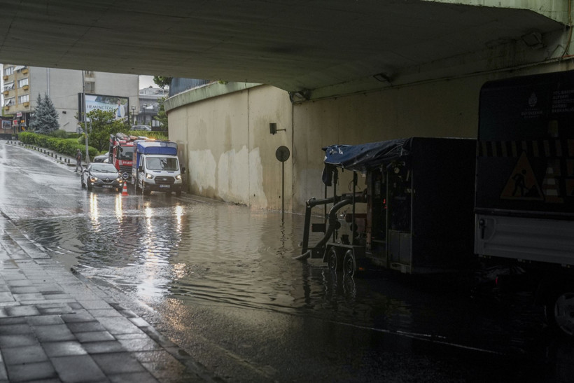 İstanbul ve Ankara'da şiddetli sağanak: Yollar çöktü, 1 kişi yıldırım düşmesi sonucu hayatını kaybetti - Resim : 1