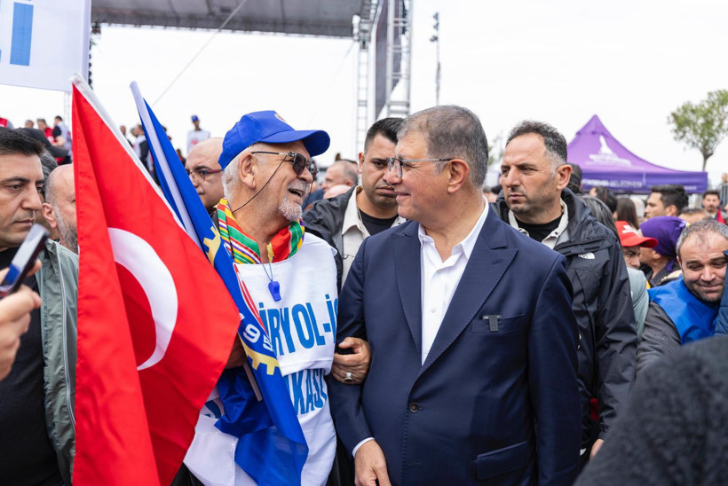 İzmir Büyükşehir Belediye Başkanı Tugay, 1 Mayıs'ta işçilerle buluştu: Hep beraber aydınlığa kavuşacağız - Resim : 4