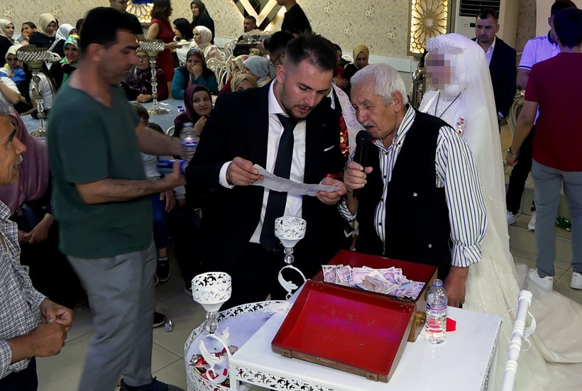 Davetli gibi gittiği 2 düğünde gelin ve damada su ikram etti; takı töreninde paraları çaldı - Resim : 2