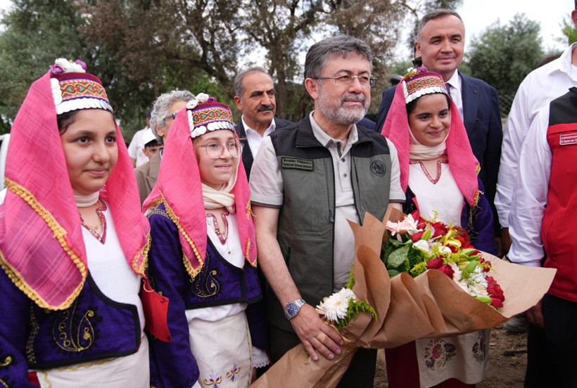 Bakan Yumaklı İzmir’de Kiraz Hasadına Katıldı: “2026 Desteklerini Güncelleyeceğiz” - Resim : 2