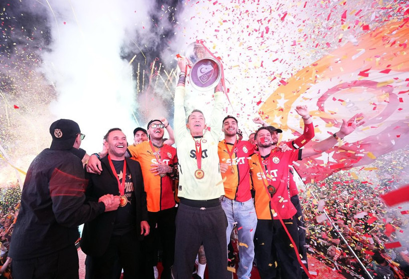 Galatasaray 25’inci şampiyonluk kupasını görkemli törenle kaldırdı - Resim : 7