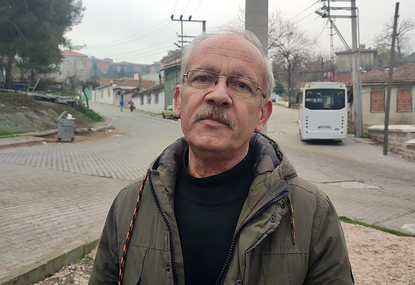 Edirne'de hizmet binası isteyen muhtar, temeli atılıp bırakılan alanda oturma eylemi yaptı - Resim : 2