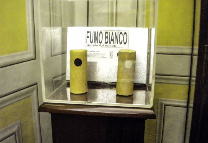 Yeni papanın seçilmesine yönelik süreç başlıyor... Siyah ya da beyaz dumanın yükseleceği baca Sistine Şapeli'ne kuruldu - Resim : 3