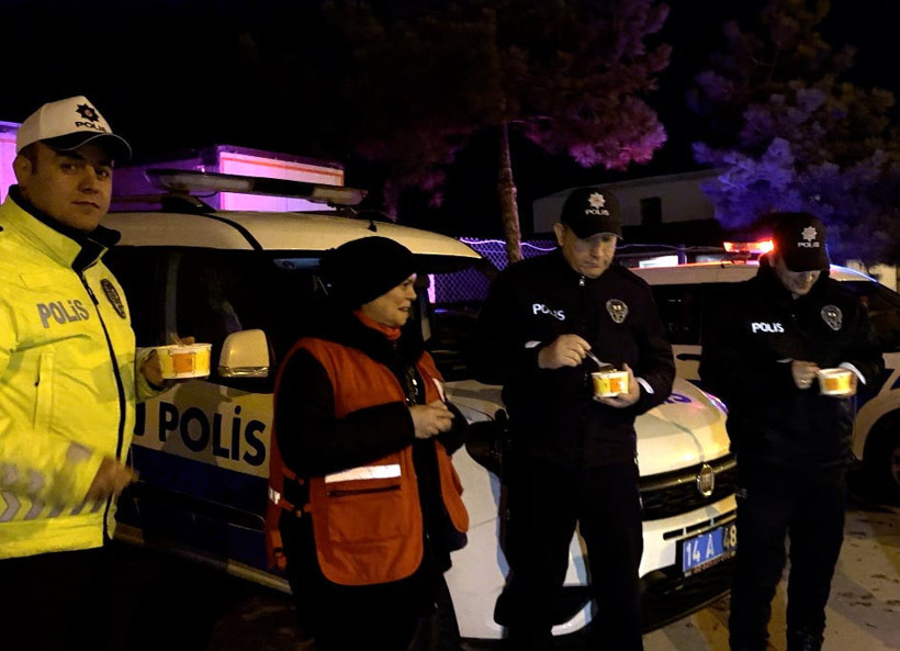 Kızılay’dan soğukta görev yapan polislere sıcak çorbalı kutlama - Resim : 1