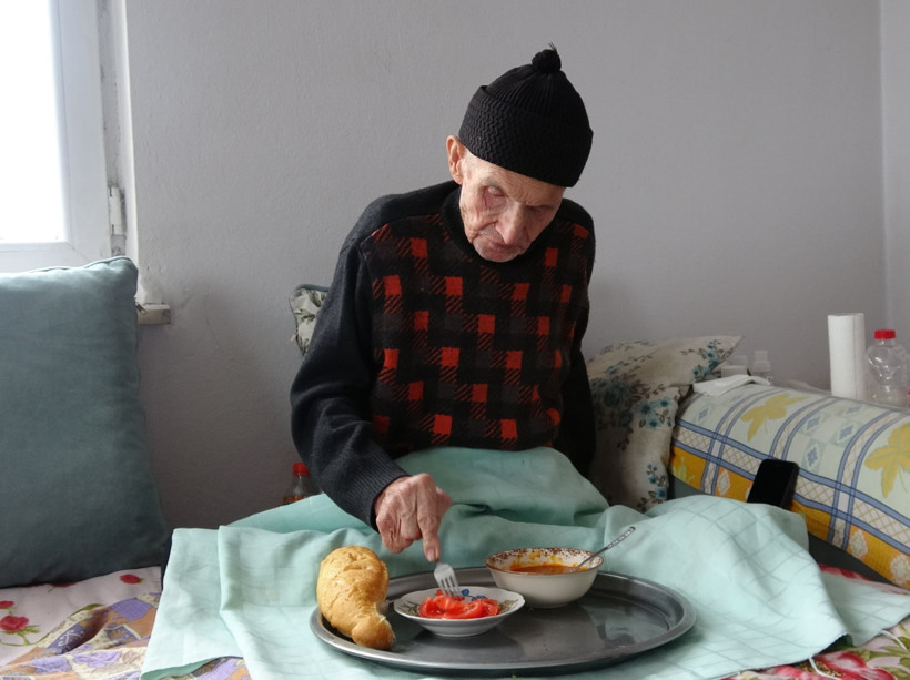 Belden aşağısı felç kocasına 60 yıldır sevgiyle bakıyor; 'Sen engellisin diye hiç demezdi' - Resim : 1