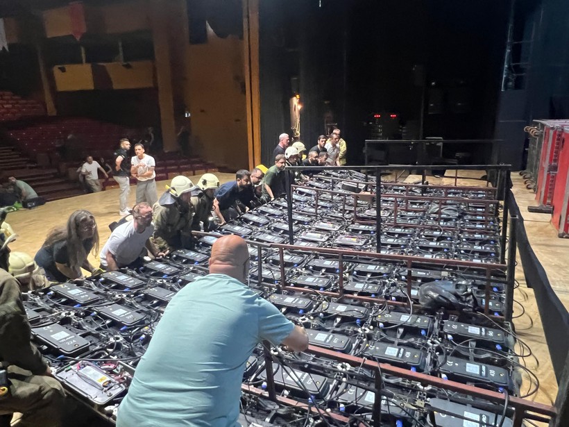 Cemal Reşit Rey Konser Salonu'nda dijital pano devrildi: Yaralılar var - Resim : 1