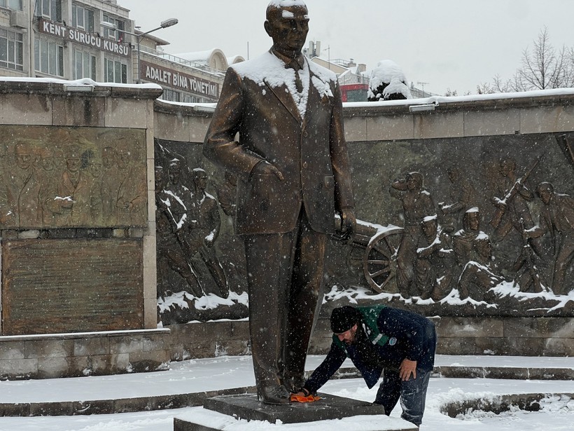 Atatürk Anıtı'nın üzerindeki karları temizledi - Resim : 3