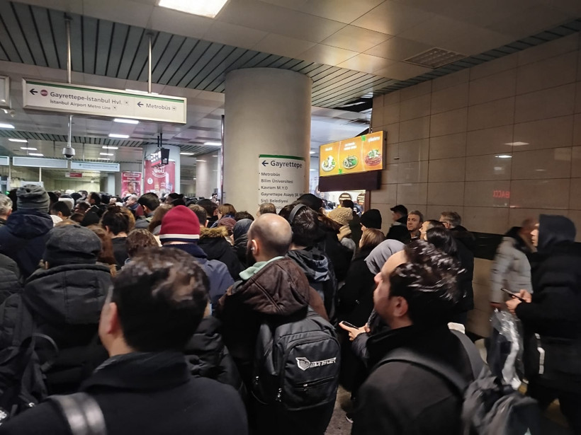 Gayrettepe Metro'da büyük izdiham! Vatandaşlar isyan etti - Resim : 1