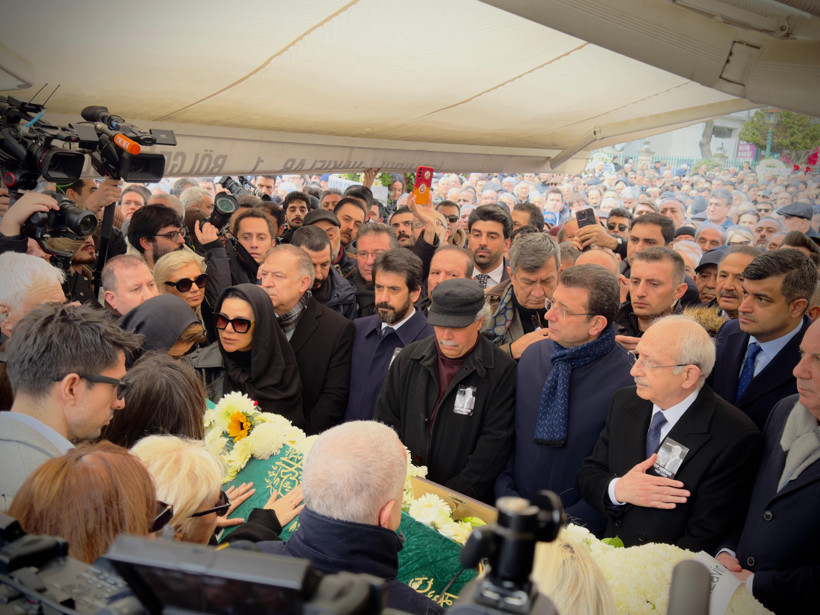 Usta sanatçı Edip Akbayram son yolculuğuna uğurlandı - Resim : 8