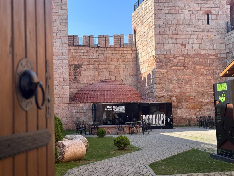 Önünden geçilmeye korkulan Zindankapı, 2 bin 500 yıl sonra sanatla hayat buldu - Resim: 1
