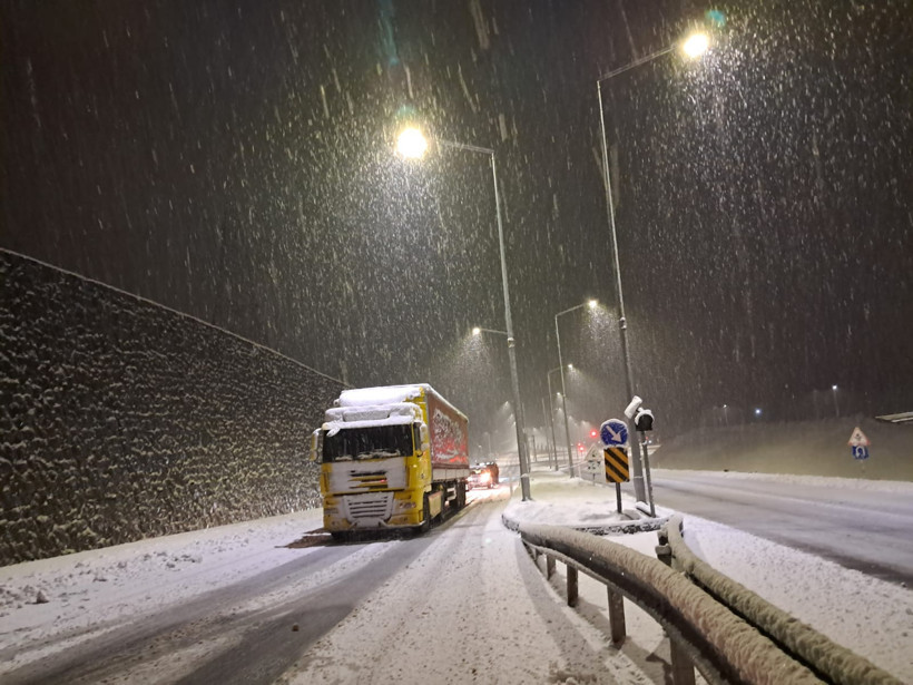 Ağrı’da eğitime kar engeli; Yolda kalan araçlar için küreme çalışması başlatıldı - Resim : 1