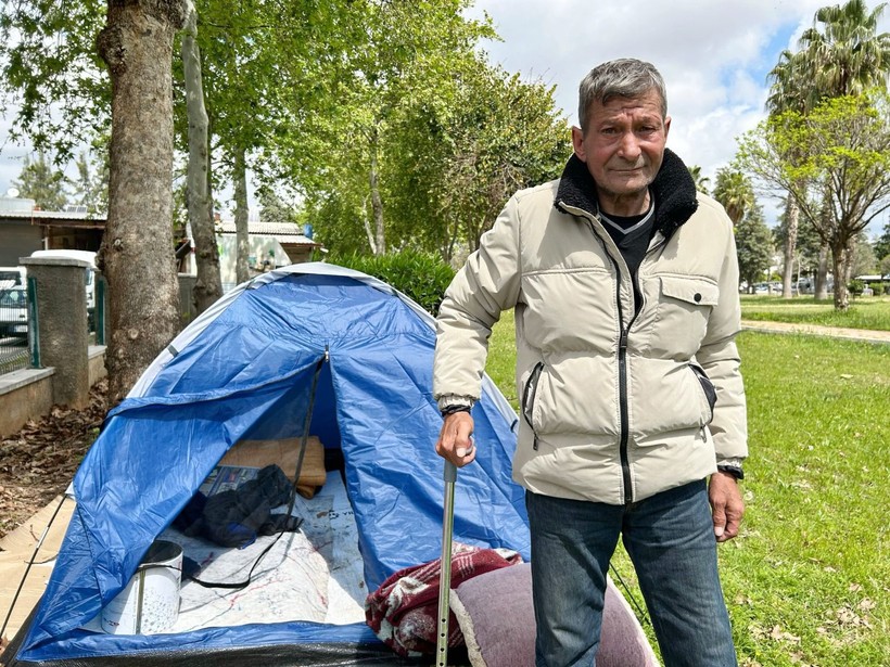 Bacağı sakatlanınca işinden oldu, parka kurduğu çadırda yaşıyor - Resim: 1