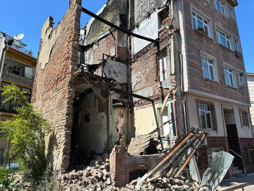 Fatih'te metruk bina depremde kısmen çöktü - Resim : 1