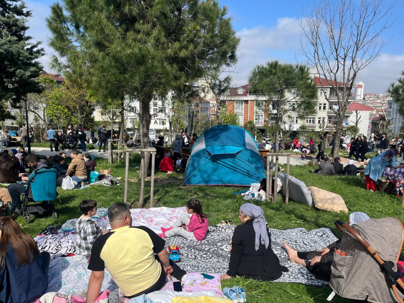 İstanbullular 6,2 büyüklüğündeki depremin ardından sokaklara döküldü - Resim: 5