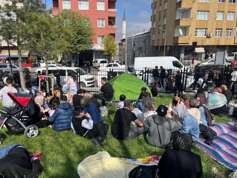 İstanbullular 6,2 büyüklüğündeki depremin ardından sokaklara döküldü - Resim: 3
