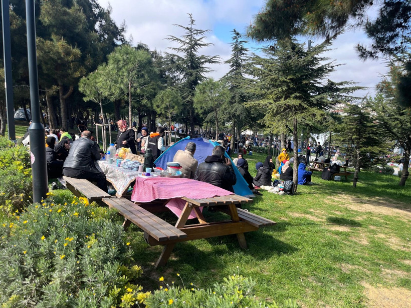 İstanbullular 6,2 büyüklüğündeki depremin ardından sokaklara döküldü - Resim: 2