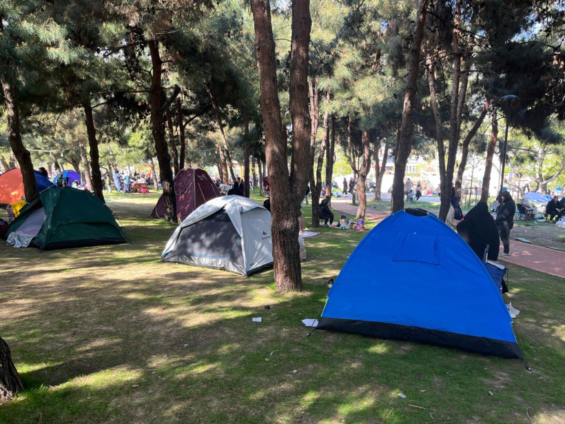 İstanbullular 6,2 büyüklüğündeki depremin ardından sokaklara döküldü - Resim: 4