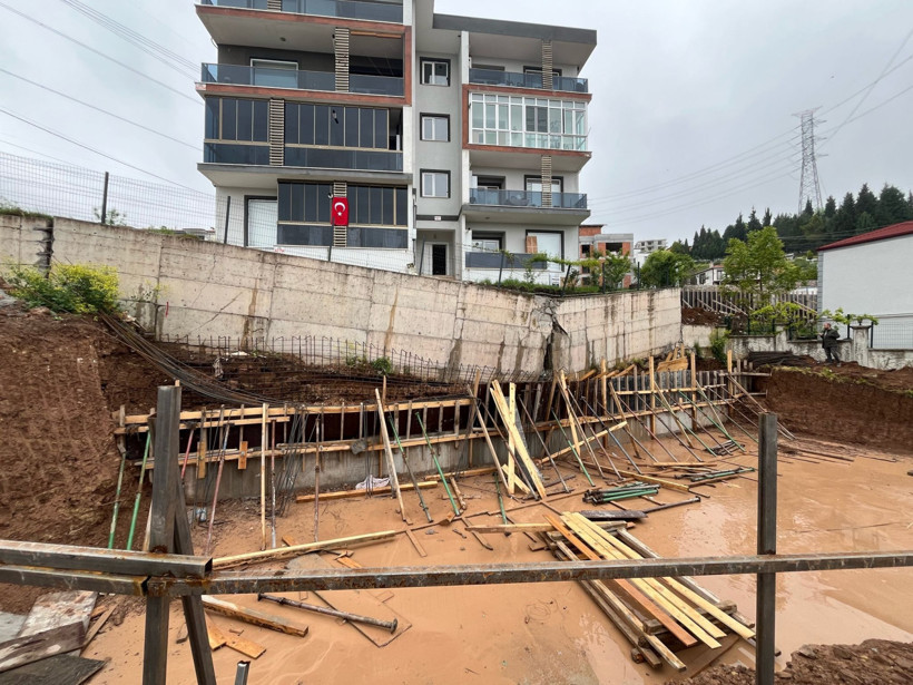 Sakarya'da tahliye edilen binadaki hasar gün ağarınca ortaya çıktı - Resim : 1