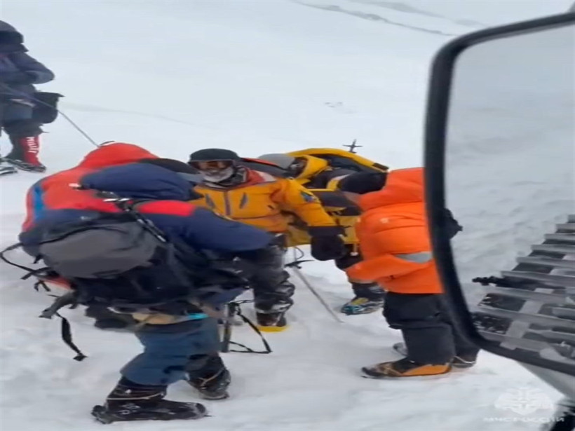 Rusya'da ölen 2 dağcının cenazesi memleketlerinde toprağa verildi - Resim : 1