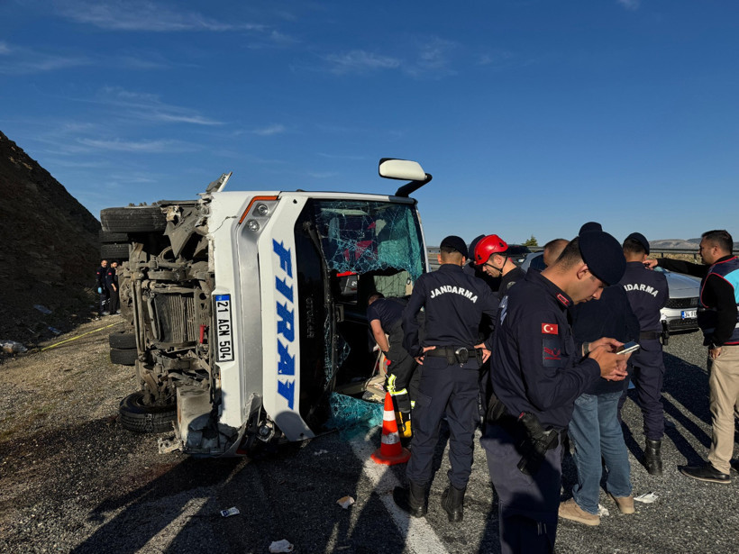 Elazığ-Diyarbakır karayolunda feci kaza! Yolcu midibüsü devrildi: 7'si ağır 25 yaralı - Resim : 1
