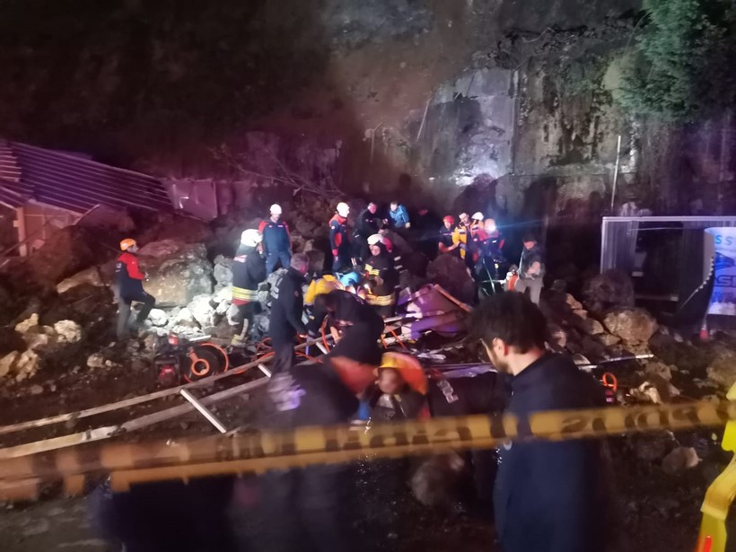 Samsun'da heyelan; 4 kişilik ailenin bulunduğu araç kaya parçalarının altında kaldı - Resim : 2
