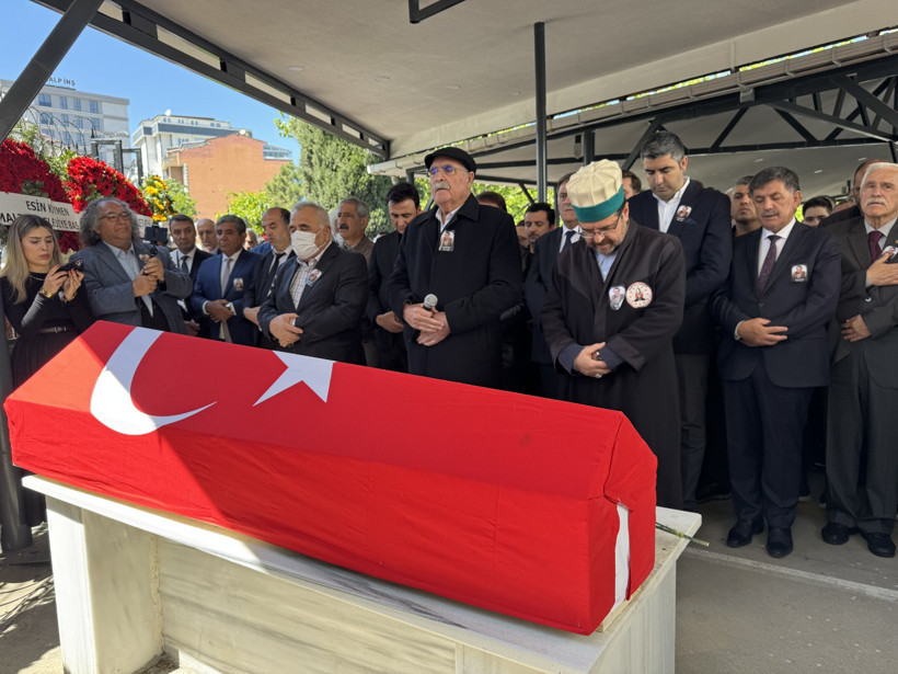 Türk halk müziği sanatçısı Yavuz Top, son yolculuğuna uğurlandı - Resim : 1