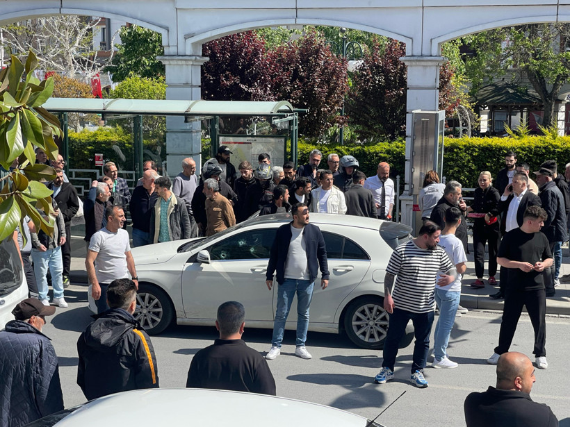 Avcılar'da nikah sarayı önünde dehşet! Motosikletle yanaştıkları araca kurşun yağdırdılar: 1 ölü - Resim : 1