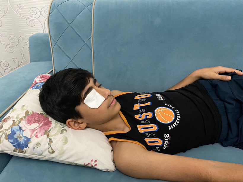 Yapıştırıcı sıçrayınca kapanan göz kapağı doktor müdahalesiyle açıldı - Resim : 1