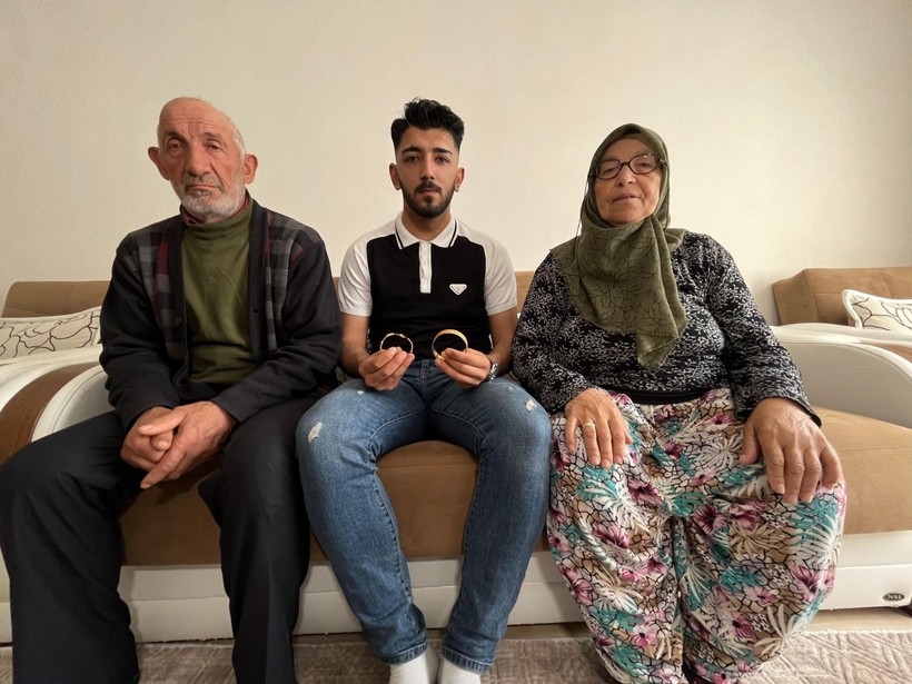 21 yıl önce 2 bileziğe evlatlık verilen Sefa, biyolojik ailesini bulana 2 bilezik ödül verecek - Resim: 4